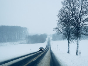 SJÍZDNOST: Řidiči musí být maximálně opatrní. Kvůli novému sněhu někde stojí kamiony