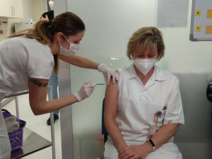 Kraj dostal třetí dávku vakcíny proti covidu. Brzy se začne očkovat v domovech seniorů