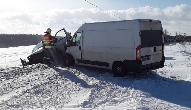 Dvě dodávky v sobě. Jeden člověk se zranil, sanitka ho vezla do nemocnice