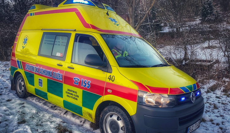 U Havlíčkova Brodu srazilo nákladní auto chodce, je těžce zraněný. Na místo letěl vrtulník