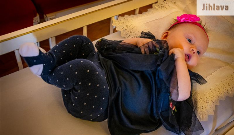 V Jihlavě se v roce 2020 narodilo nejvíc Terezek a Honzíků. Lidé se méně rozváděli