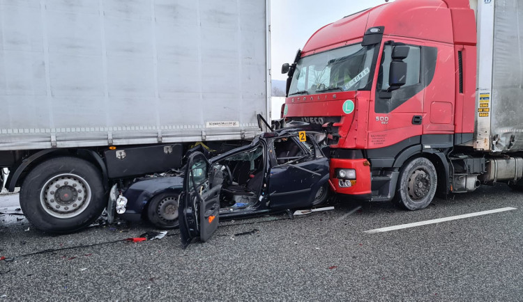 U Štoků dva kamiony slisovaly osobák, jeho řidička však vyvázla téměř bez zranění