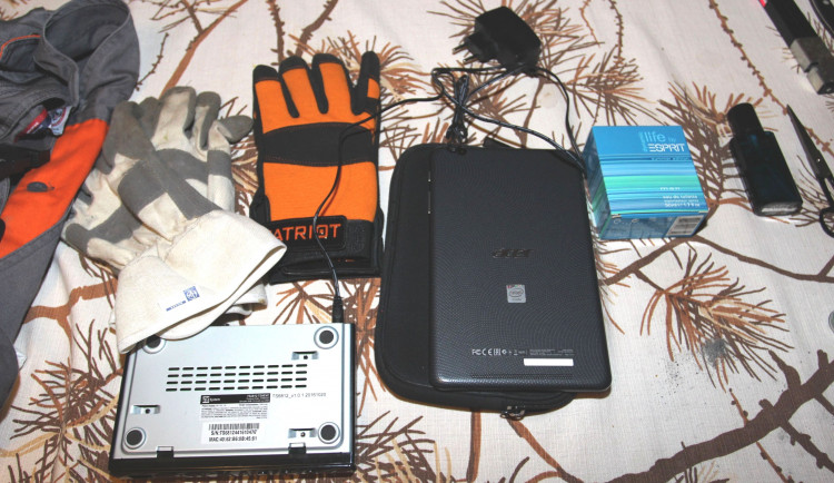 Muž kradl v chalupě, pak si zatopil a na lehátku jedl kradené věci. Ven vyšel s pouty na rukou