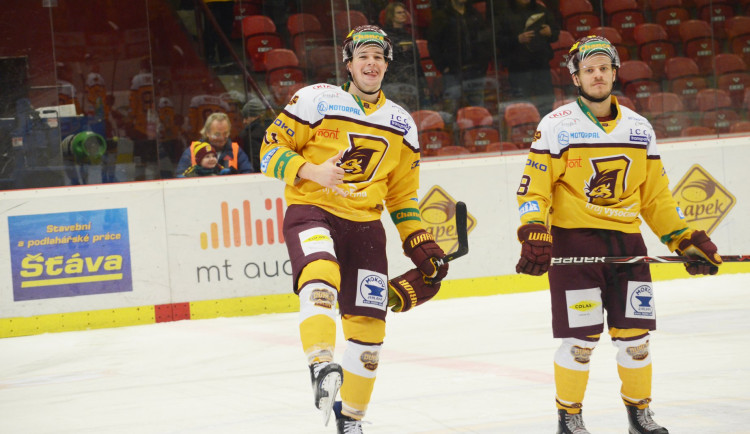 Dukla porazila poslední Kadaň 6:3, Illéš zaznamenal hattrick. V tabulce je o skóre druhá