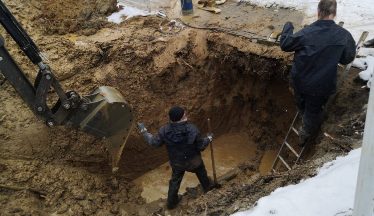 Obyvatelé na Slavíčkově ulici jsou bez vody. Týká se to zhruba tří stovek lidí