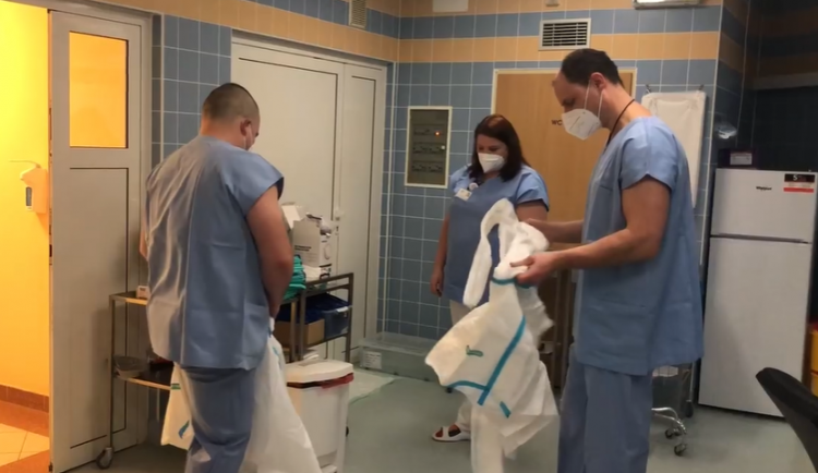 VIDEO: Personál novoměstské nemocnice dnes ráno posílili hasiči. Zapojili se na ARO