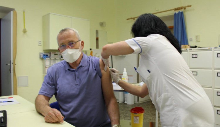 Kvůli velkému tlaku veřejnosti uvolnila Vysočina termíny očkování proti covidu. Platí pro registrované seniory