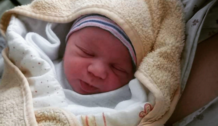 Do porodnice rodiče to nestihli, a tak se malý Martínek narodil v sanitce na dálnici