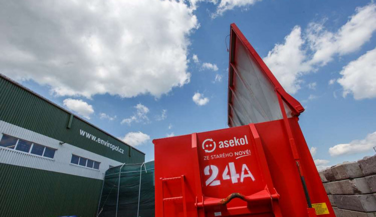 Jihlavský závod Enviropol dokáže planetě uspořit obrovské množství vody i ropy