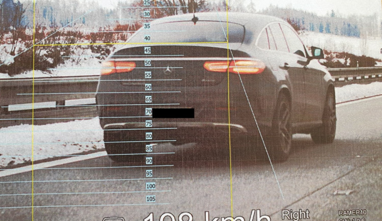 Muž se čtyřmi zákazy řízení si D1 spletl se závodní dráhou. Na tachometru měl 198 km/h