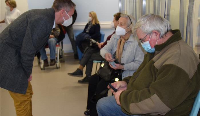 V krajských nemocnicích začalo očkování seniorů nad 80 let. Dostavili se skoro všichni, i náhradníci