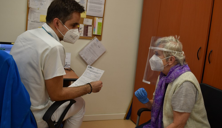 Na volné termíny k očkování v nemocnicích upozorní registrované seniory zvací SMS