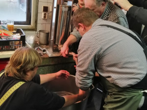 Během domácí zabijačky vznikla rekordně dlouhá jitrnice. Měřila skoro 12 metrů