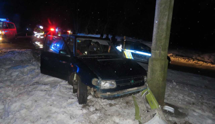 Policisté hledají svědky noční zběsilé jízdy řidiče Felicie. Honičku ukončila až nehoda