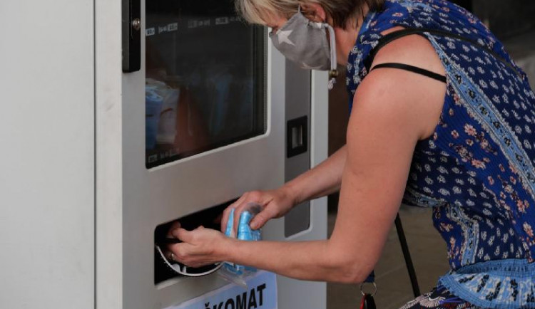 Peníze z prodeje roušek v rouškomatu Náchod využije na nákup polohovacích postelí pro seniory