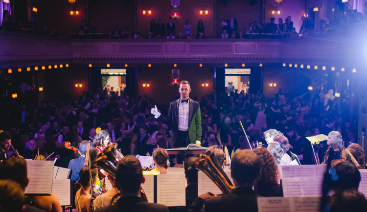 Z obecních rozhlasů po celé zemi v sobotu zazní živě Police Symphony Orchestra