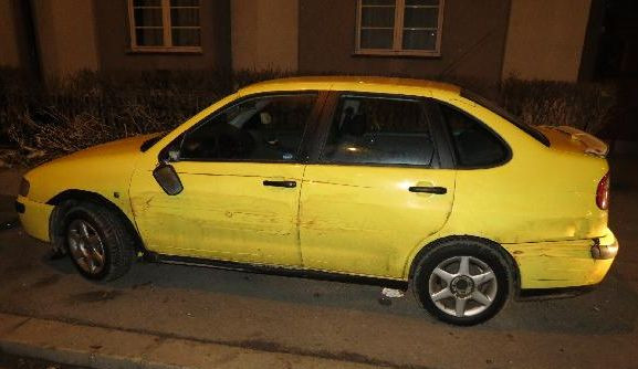 Řidič náklaďáku se dvěma promile poškodil tři auta a sloup veřejného osvětlení