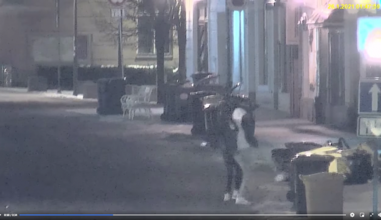 Dva mladíci v centru Jihlavy rozkopali popelnice. Městská policie je vytáhla z taxíku, aby si to šli uklidit