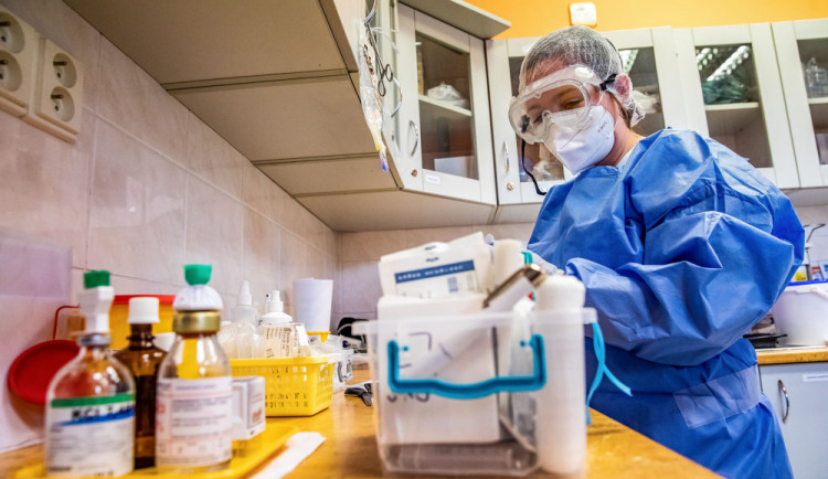 K očkování je v kraji registrovaná třetina nejstarších lidí. Podle hejtmana to nemusí odrážet skutečný zájem o vakcínu