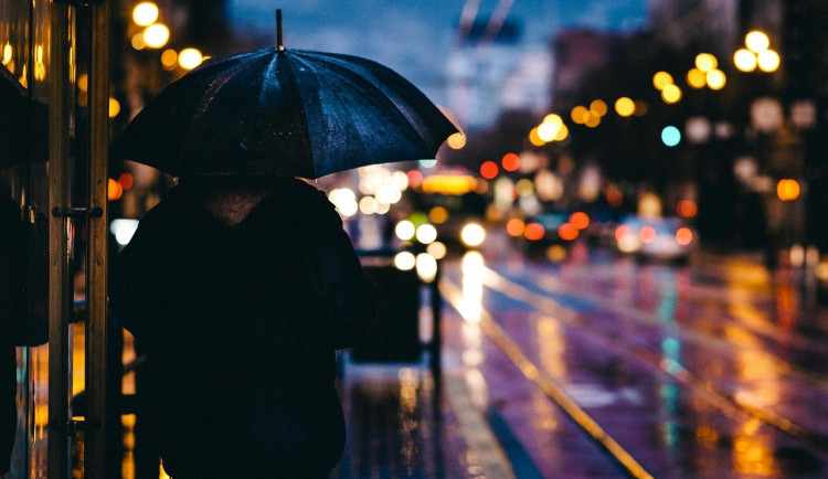 POČASÍ NA PÁTEK: Asi se bude hodit deštník. Teploty se dostanou až k plus 6 stupňům