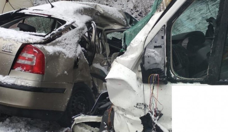 Tragická nehoda u Humpolce. Řidič osobního auta nepřežil střet s dodávkou