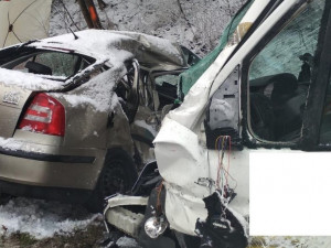 Tragická nehoda u Humpolce. Řidič osobního auta nepřežil střet s dodávkou