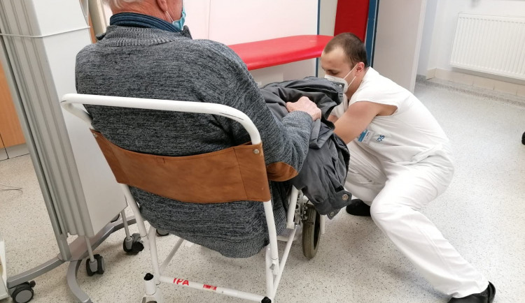 Pelhřimovská nemocnice se rozloučila s hasiči. I personálu byli velkou psychickou podporou, pochvaluje si ředitel Kozár 