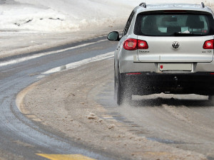 SJÍZDNOST: Řidiči musí být kvůli ledovce opatrní. V noci vyjela víc než stovka sypačů se solí