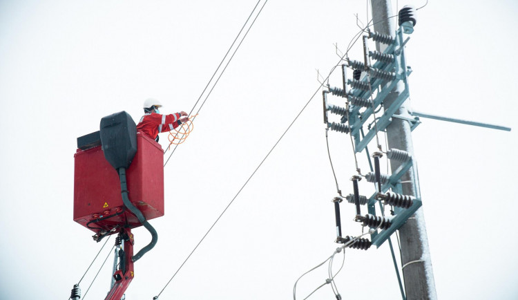 Spirály okolo vedení vysokého napětí ochrání ptáky před úrazy. Instalovaly se u rybníku na  Žďársku