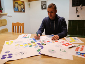 Covide nezlob mě – mladý biatlonista trefil do černého novou deskovou hrou