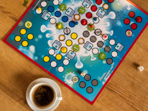 Covide nezlob mě – mladý biatlonista trefil do černého novou deskovou hrou