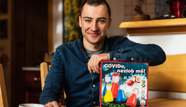 Covide nezlob mě – mladý biatlonista trefil do černého novou deskovou hrou