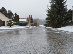 SJÍZDNOST: Nový sníh komplikuje cestování v kraji. Policisté chodili pěšky po D1 a budili řidiče kamionů