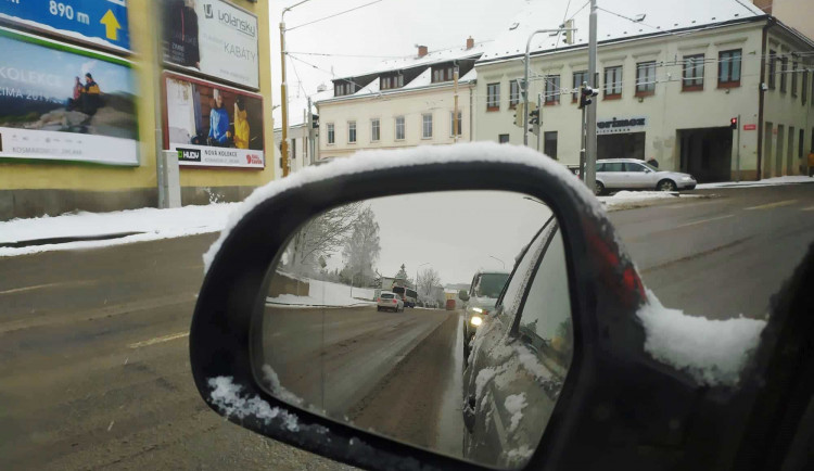 SJÍZDNOST: Silnice Vysočiny jsou po přeháňkách mokré nebo s ujetým sněhem. Vyjelo 46 sypačů