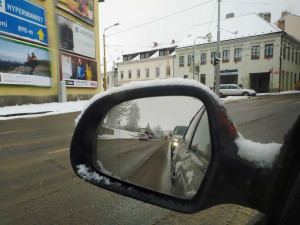 SJÍZDNOST: Silnice Vysočiny jsou po přeháňkách mokré nebo s ujetým sněhem. Vyjelo 46 sypačů