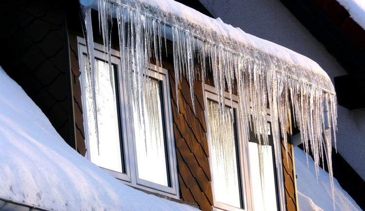 POČASÍ NA ČTVRTEK: Místy pozor na sněhové jazyky. Přes den bude až minus 9°C