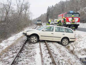 Na kolejích uvízlo osobní auto. Policii se rychle podařilo zajistit zastavení rychlíku