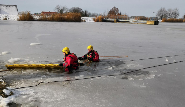 Záchrana tonoucího je vypjatá situace, důležité je nepanikařit, říkají hasiči