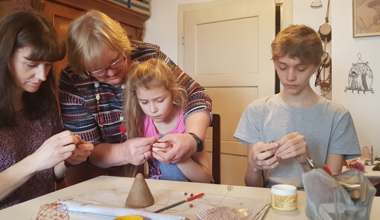 Drátenice z Kuklíku na Žďársku Věra Studená (druhá zleva)