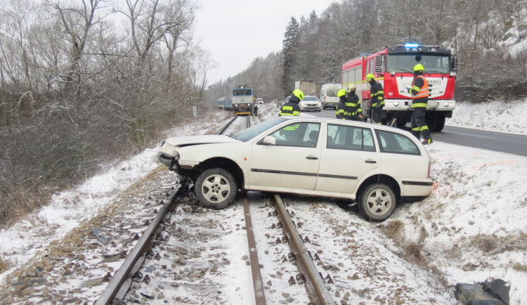 Na kolejích uvízlo osobní auto. Policii se rychle podařilo zajistit zastavení rychlíku