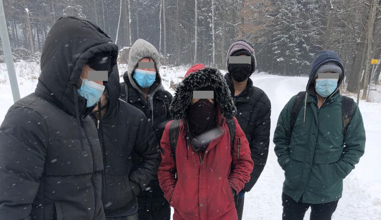 Ve Ždírci bylo zadrženo 6 Afghánistánců, dva z nich byli nezletilí. Šli pěšky se svými zavazadly