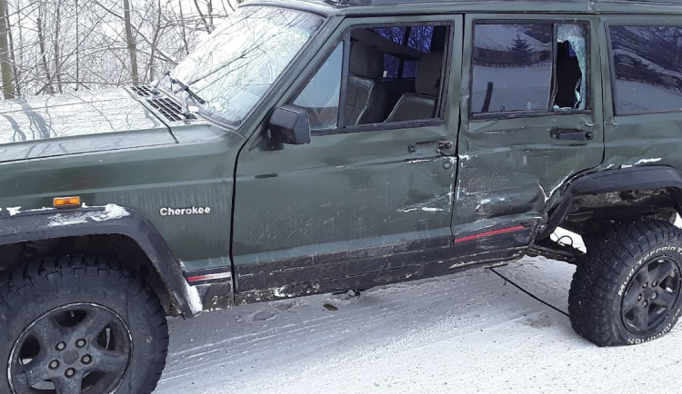 Střet dodávky s terénním vozidlem: V péči lékařů skončila jedna osoba