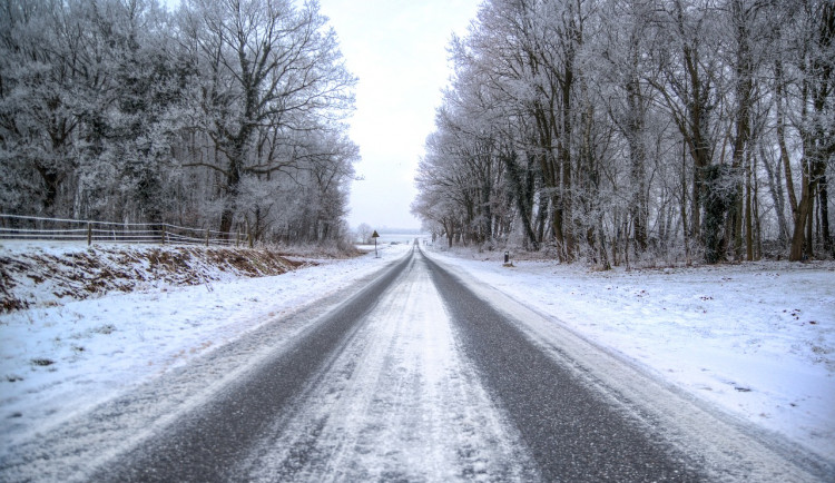 SJÍZDNOST: Řidiči na Vysočině musí být opatrní. Pozor na mrznoucí mlhy a ledovku