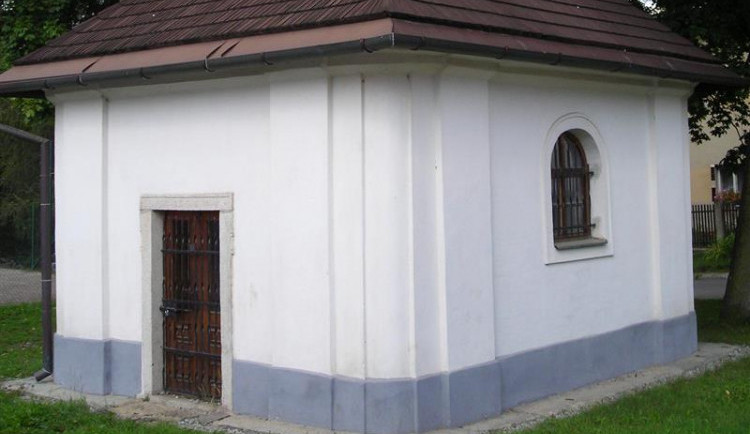 Hosov zase o kousek prokoukne. Bude zde nasvětlená kaple sv. Rodiny