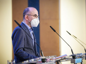 Vláda rozhodla o povinném nošení respirátorů na vybraných místech od 25. února