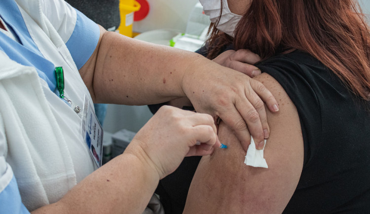 V kraji začne očkování u lékařů nejdřív v polovině března. Překážkou je zdlouhavá administrativa