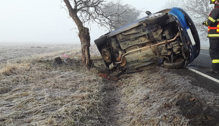 U Kožlí došlo k nehodě. V osobním autě se zranila žena s dítětem, skončili v nemocnici