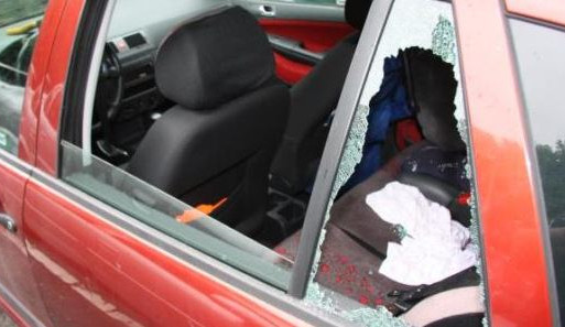 Zloděj se do vašeho auta dostane za pár vteřin. Auto fakt není trezor, ukázalo se znovu v Hradci