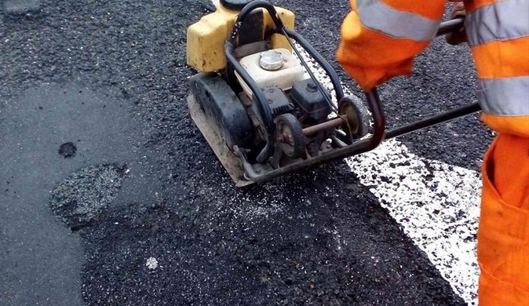 Po velkých teplotních výkyvech je třeba opravit výtluky. Nejhorší stav je na silnici I/38