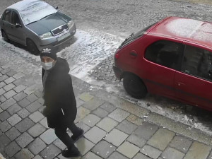 Policisté hledají zloděje peněženky v Jihlavě, který navíc platil ukradenou kartou. Neznáte muže na videu?